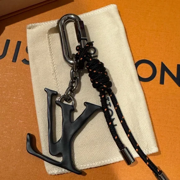 Louis Vuitton LV Shape Rope Bag Charm & Key Holder Metal - Picture 5 of 10